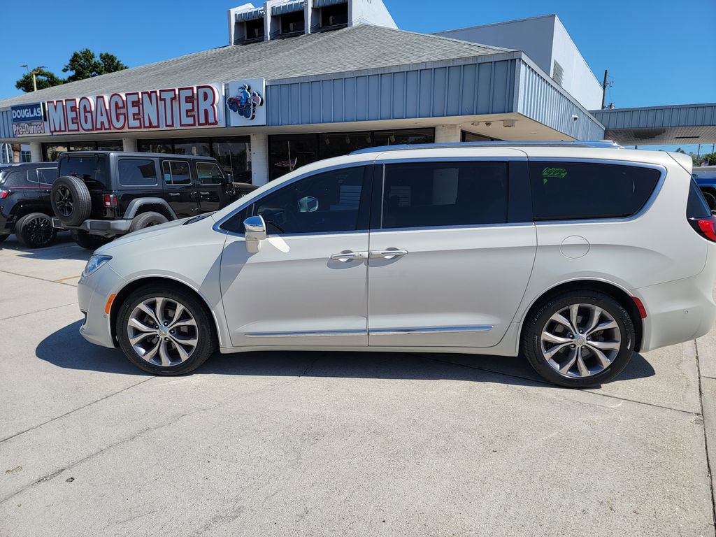 Used 2020 Chrysler Pacifica Limited w/ Tire & Wheel Group FWD image 2