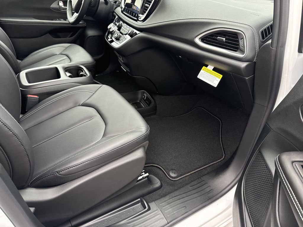 New 2026 Chrysler Pacifica Select image 33