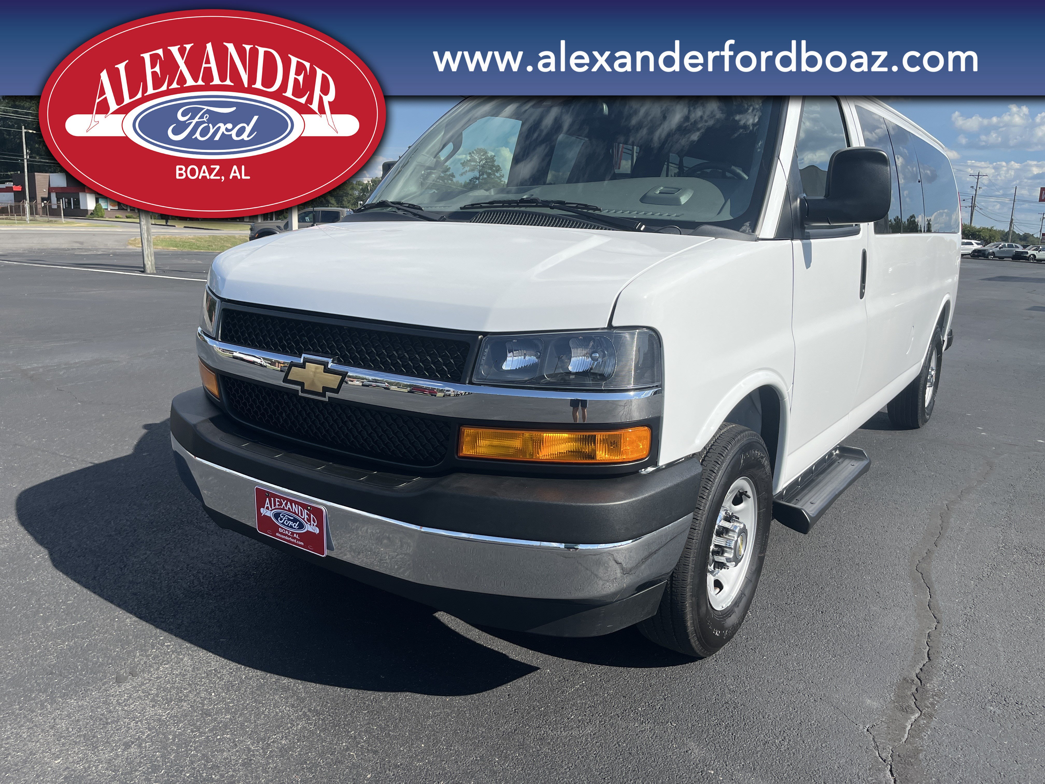 Used 2025 Chevrolet Express 3500 LT w/ LT Preferred Equipment Group RWD image 2
