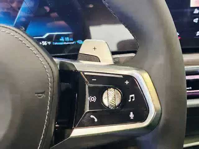 Certified 2025 BMW 750e xDrive w/ Executive Package AWD/4WD image 12