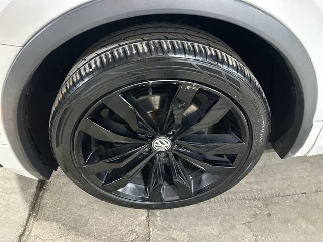 Used 2018 Volkswagen Tiguan SEL Premium w/ R-Line Package AWD/4WD image 23