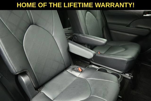 Used 2025 Toyota Highlander Platinum AWD/4WD image 40