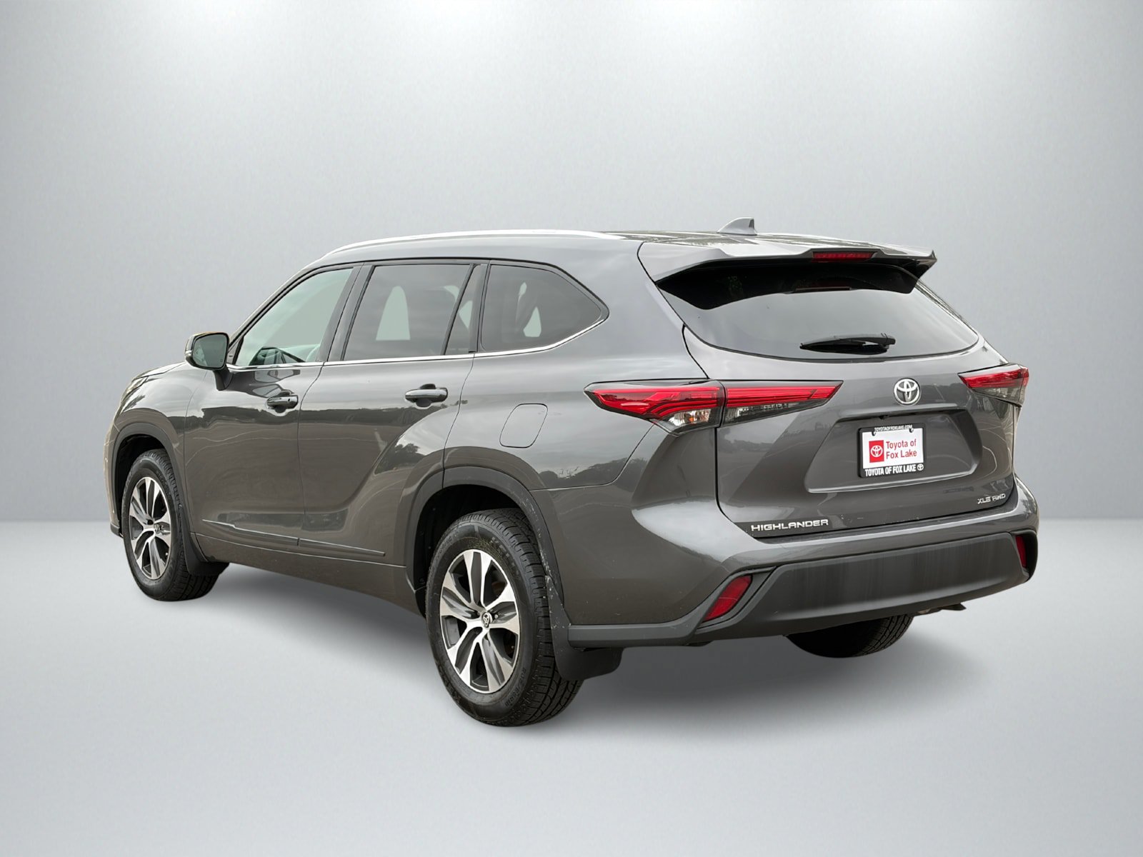 Used 2021 Toyota Highlander XLE AWD/4WD image 3