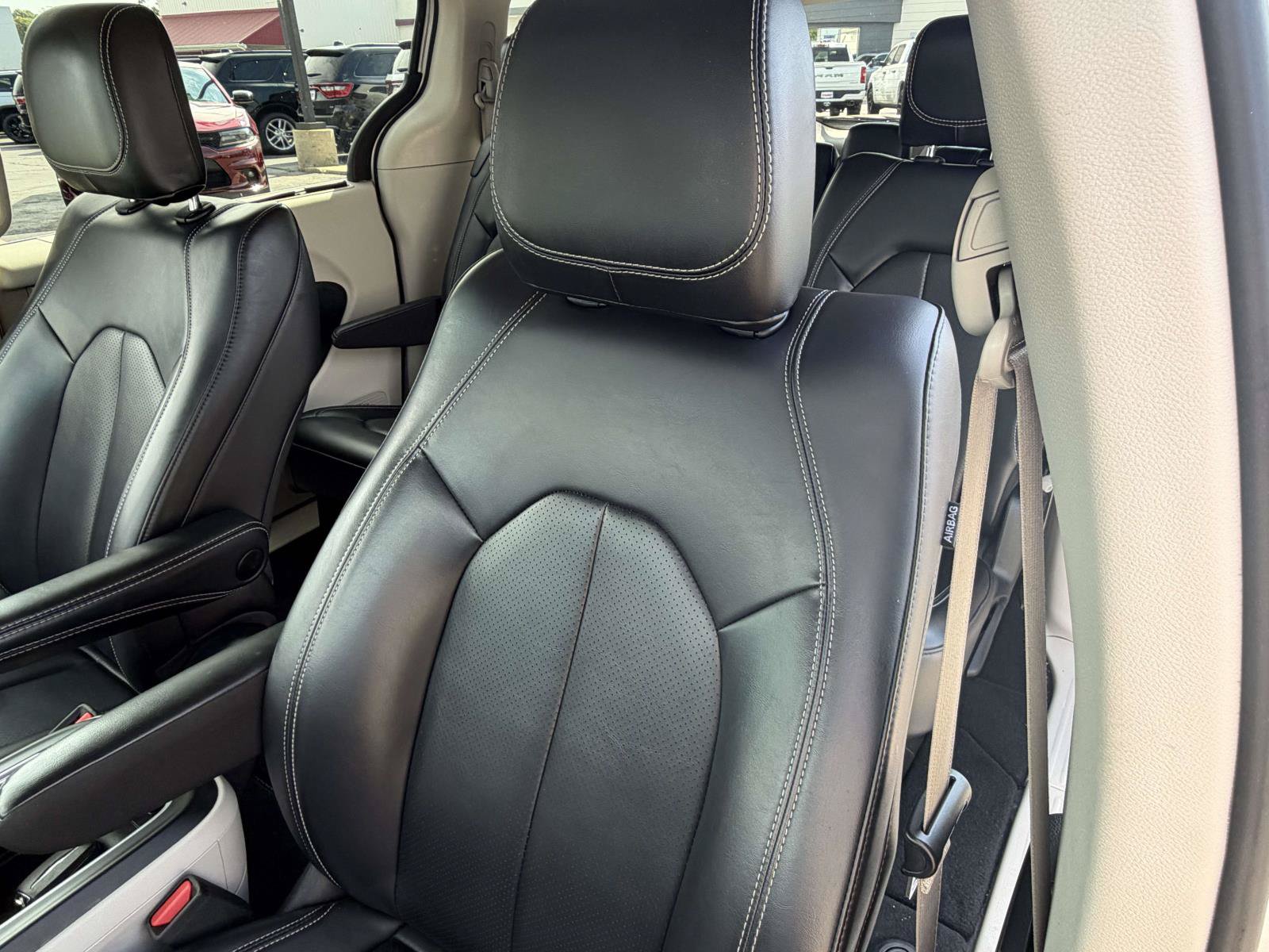 Used 2023 Chrysler Pacifica Touring-L FWD image 26