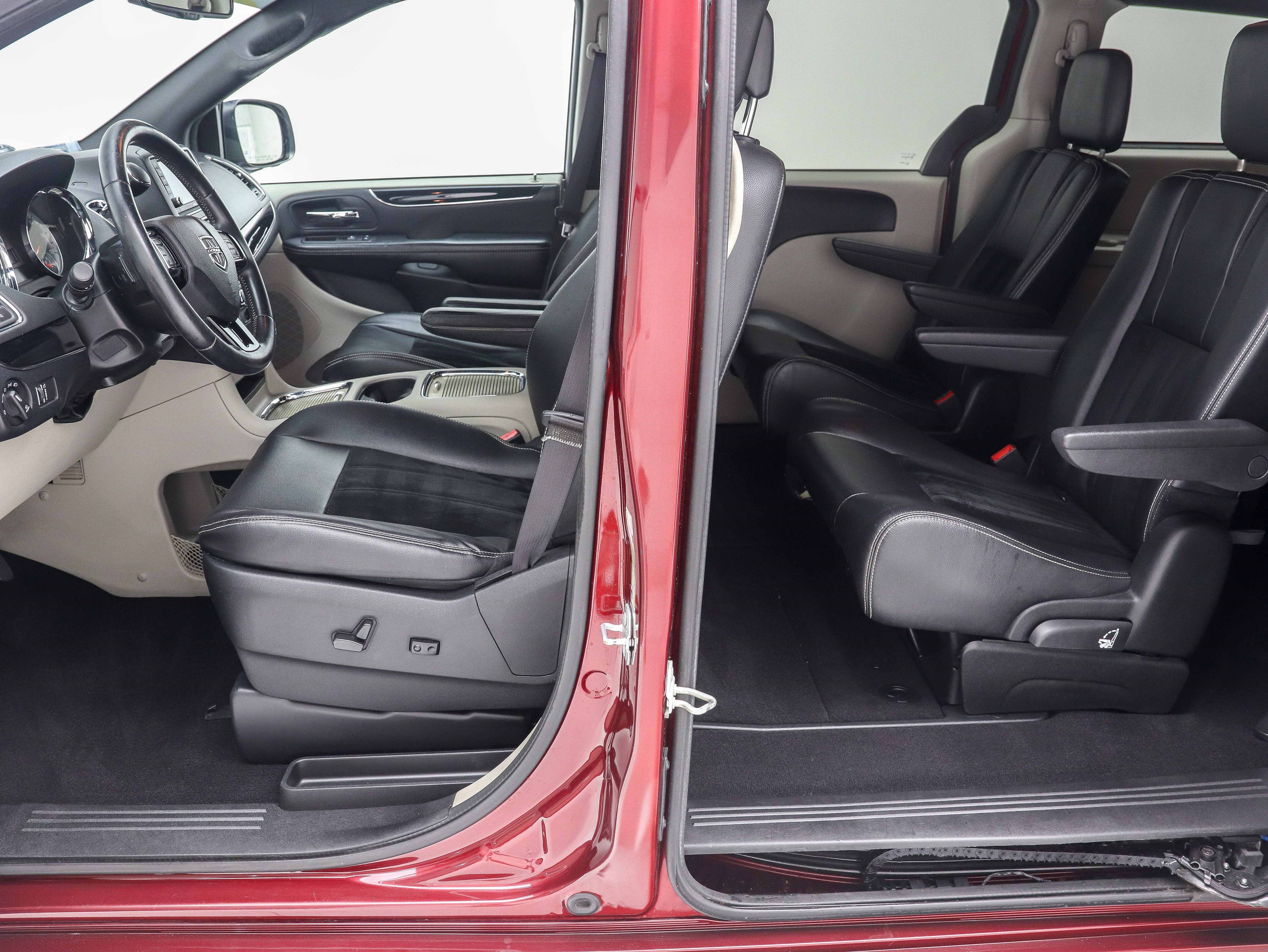 Used 2018 Dodge Grand Caravan SXT FWD image 19