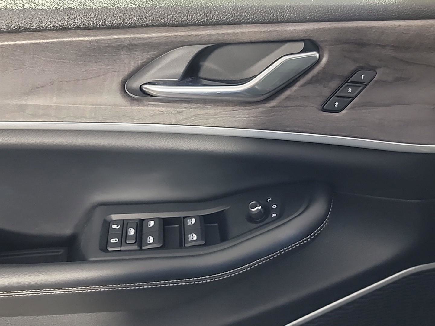 Used 2022 Jeep Grand Cherokee Limited 4xe image 37