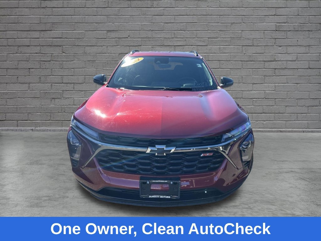 Used 2024 Chevrolet Trax RS w/ Sunroof Package FWD image 2