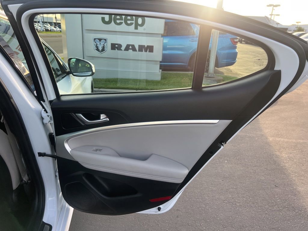 Used 2023 Genesis G70 2.0T RWD image 41