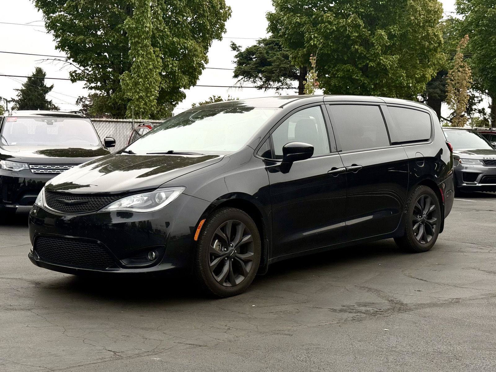 Used 2019 Chrysler Pacifica Touring Plus w/ S Appearance Package FWD image 4