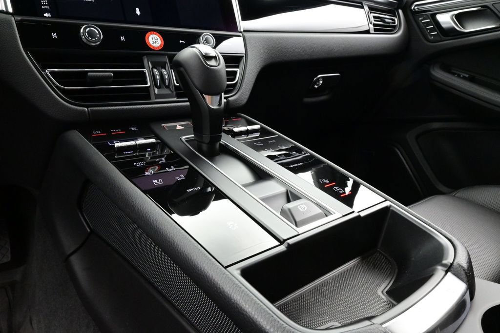 Certified 2025 Porsche Macan AWD/4WD image 11
