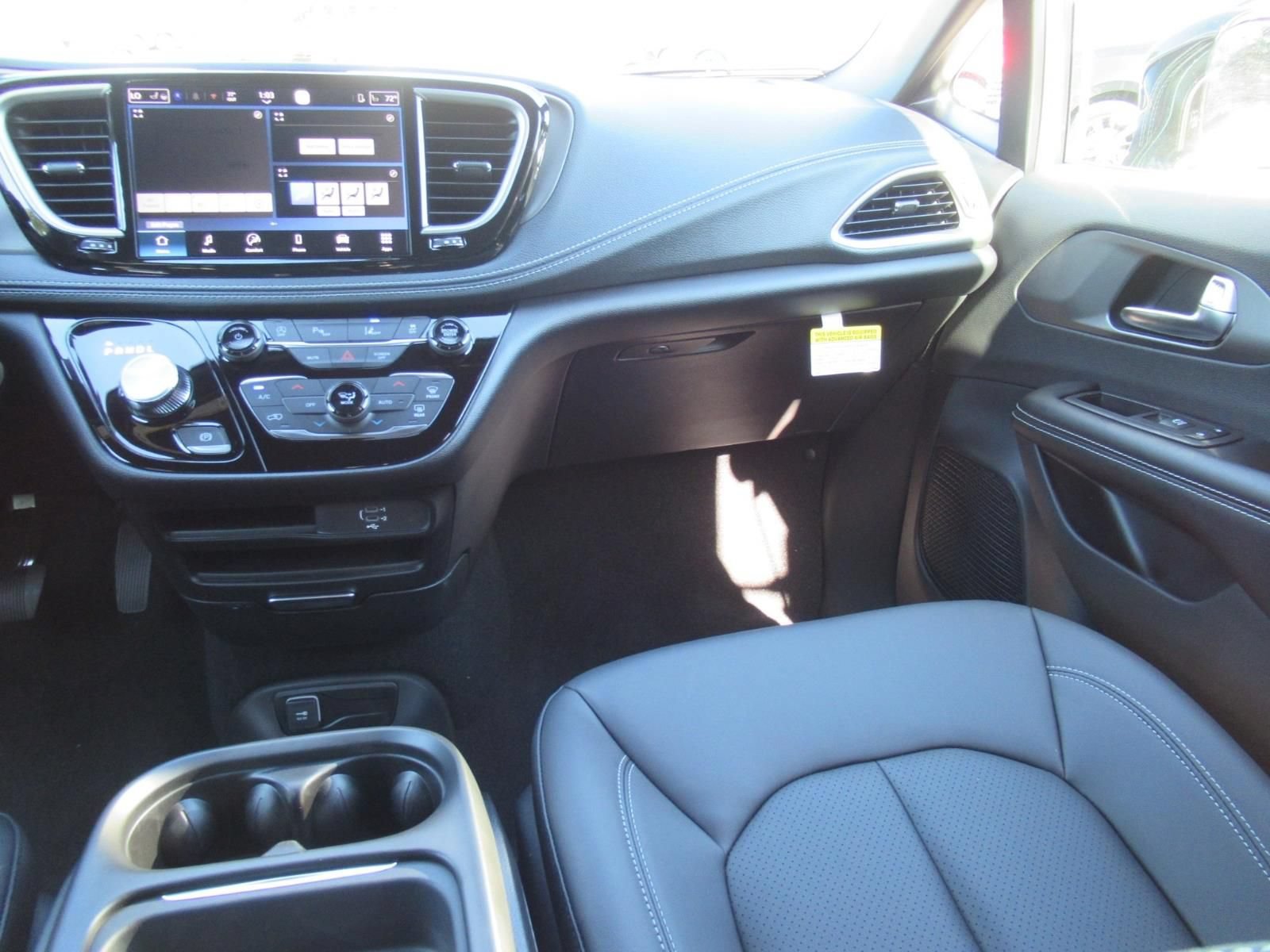 New 2027 Chrysler Pacifica Select FWD image 14