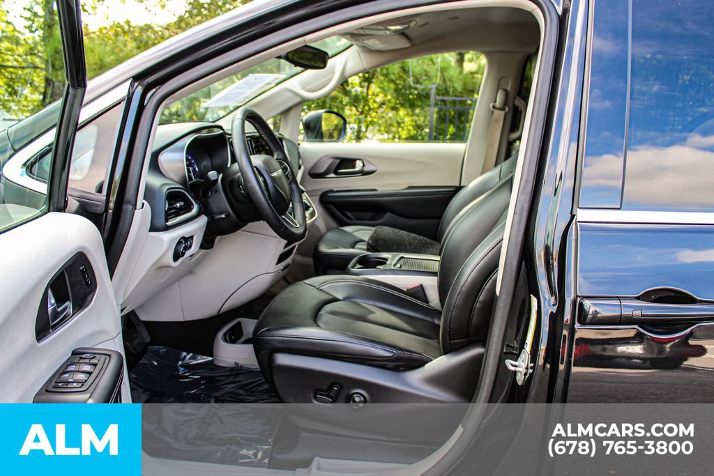 Used 2023 Chrysler Pacifica Touring-L FWD image 16