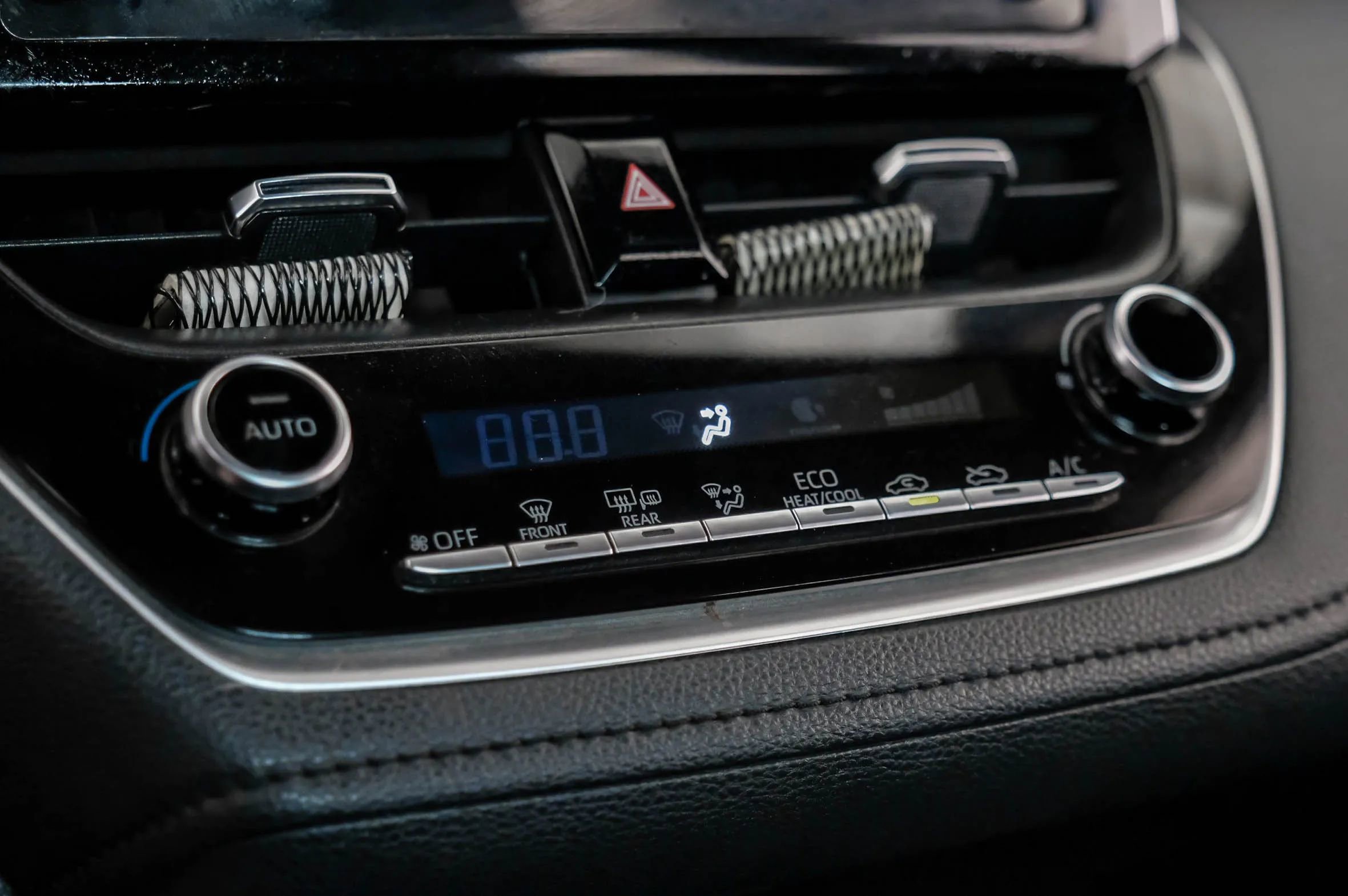 Used 2020 Toyota Corolla SE FWD image 27