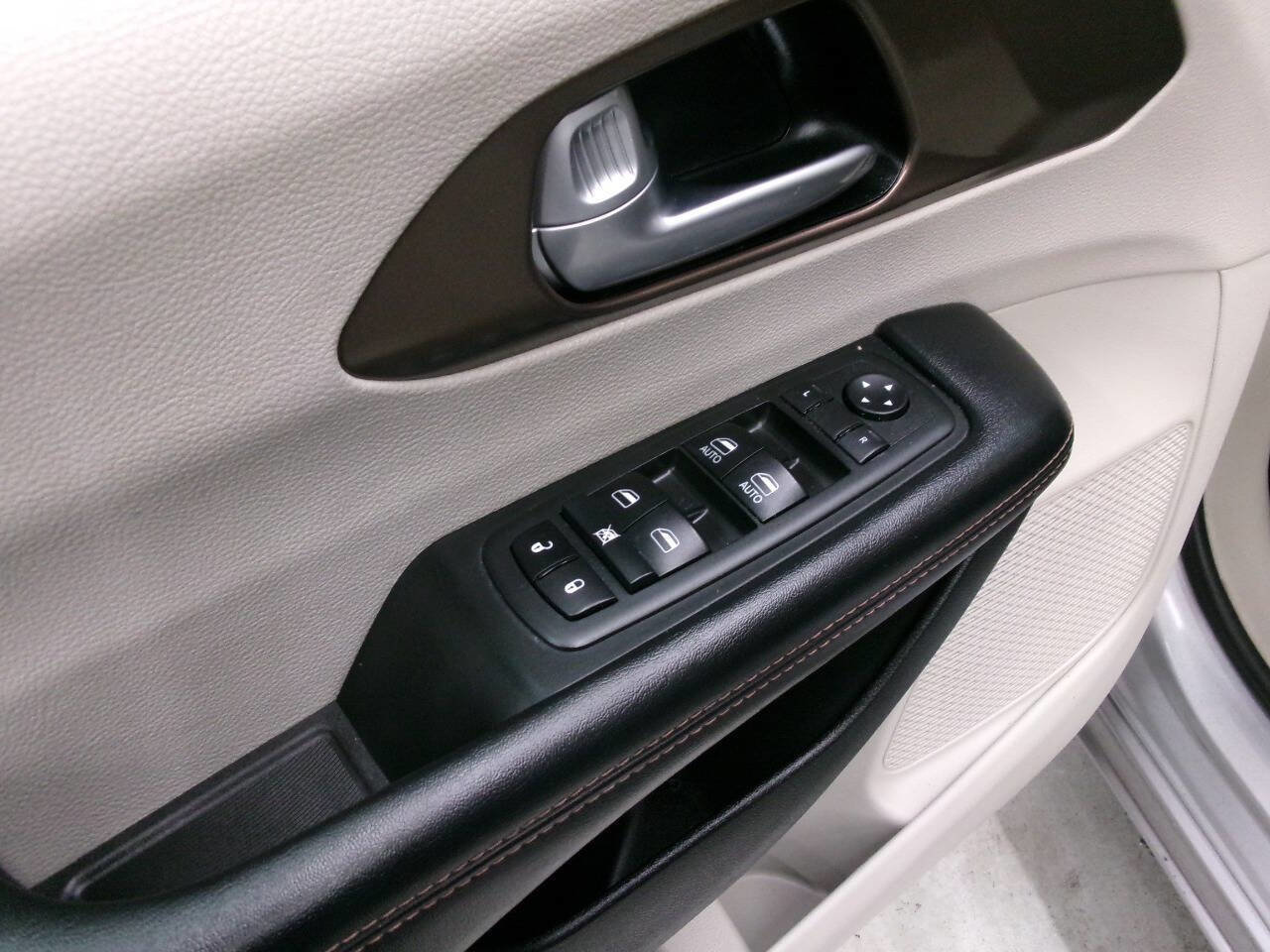 Used 2017 Chrysler Pacifica Touring-L image 19