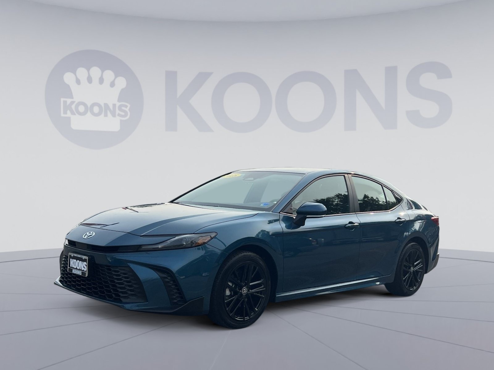 Used 2025 Toyota Camry SE AWD/4WD image 1