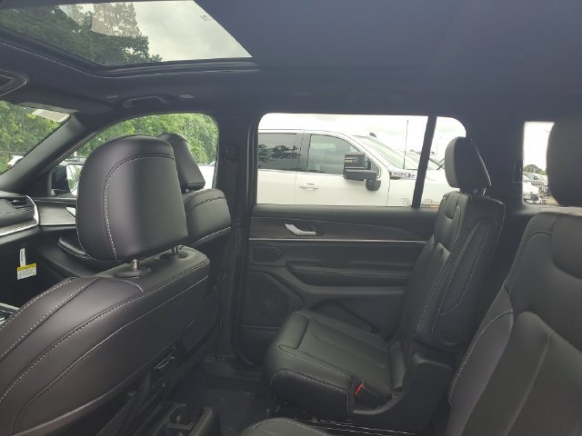 New 2026 Jeep Grand Cherokee L Limited w/ Limited Altitude Package AWD/4WD image 10