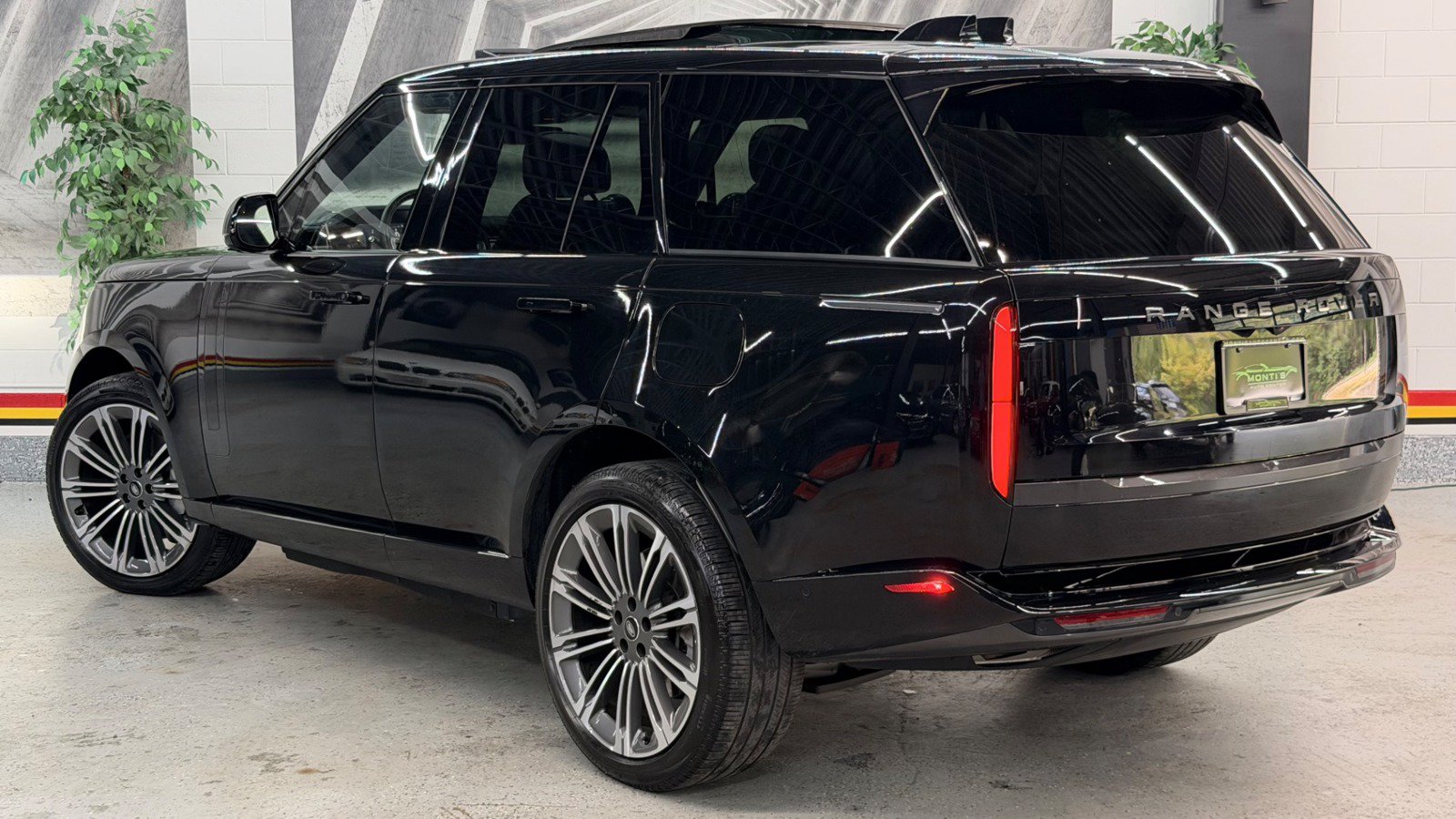 Used 2025 Land Rover Range Rover SE AWD/4WD image 4