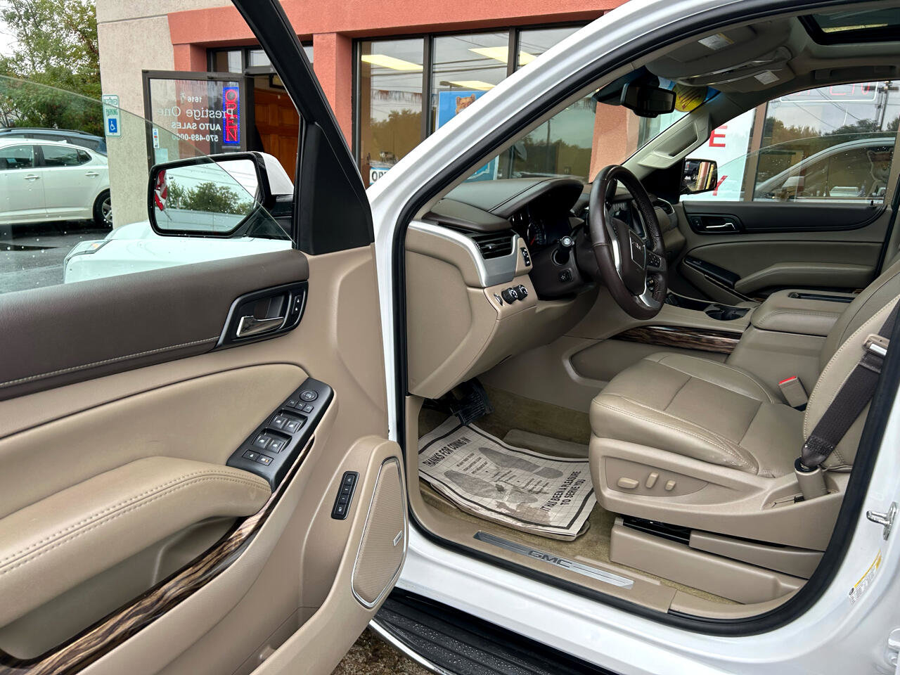 Used 2017 GMC Yukon SLT w/ Premium Edition image 9
