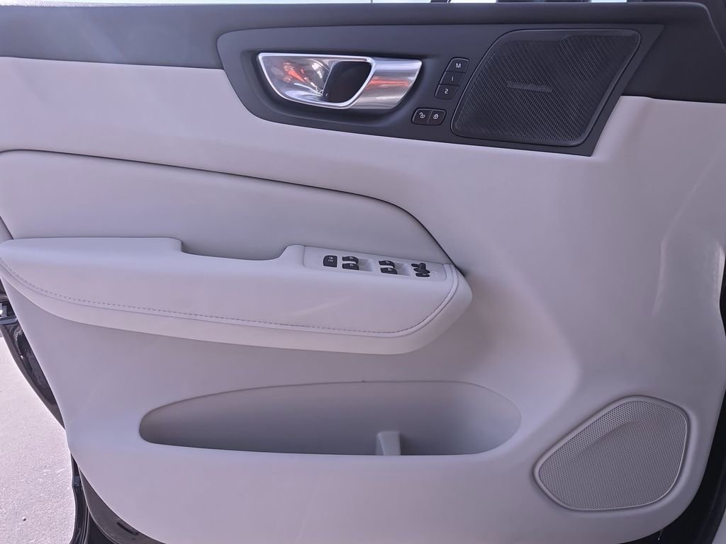 Used 2023 Volvo XC60 B5 Plus image 30