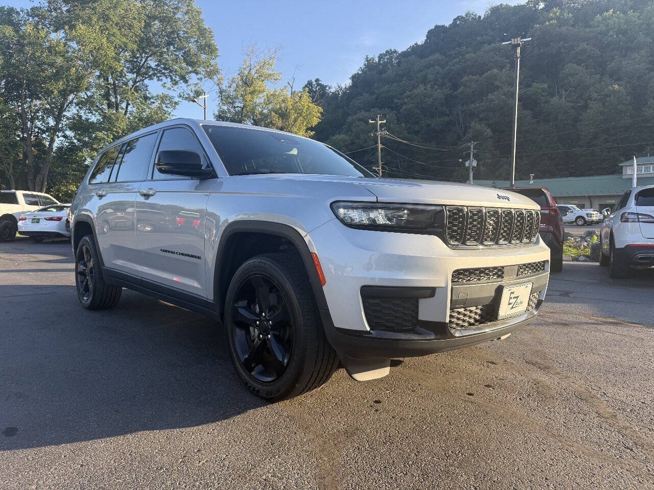 Used 2023 Jeep Grand Cherokee L Laredo AWD/4WD image 2