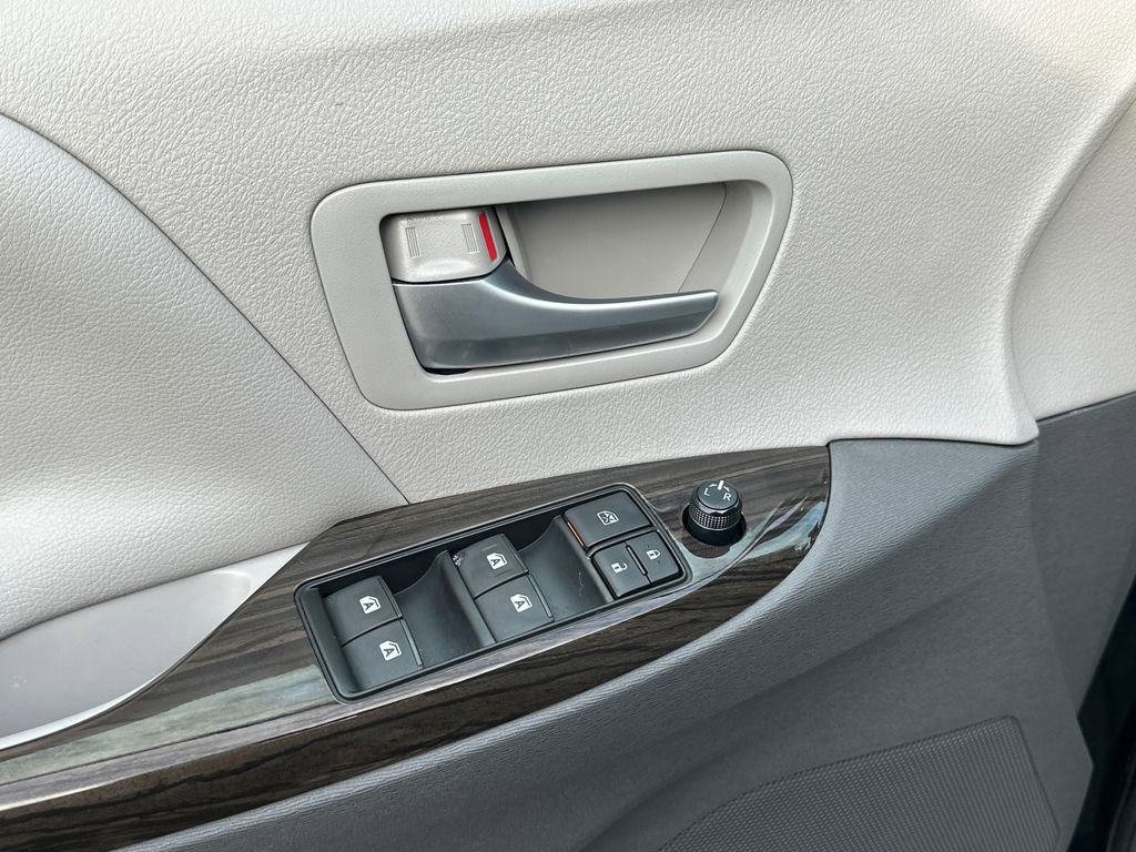 Used 2017 Toyota Sienna XLE w/ XLE Navigation Package FWD image 17