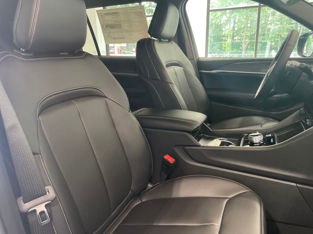 Used 2025 Jeep Grand Cherokee L Limited w/ Black Appearance Package image 11