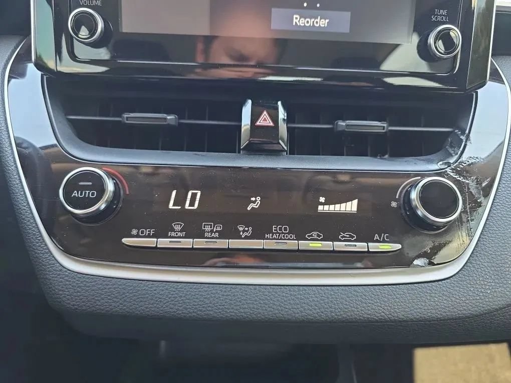 Used 2020 Toyota Corolla LE FWD image 29