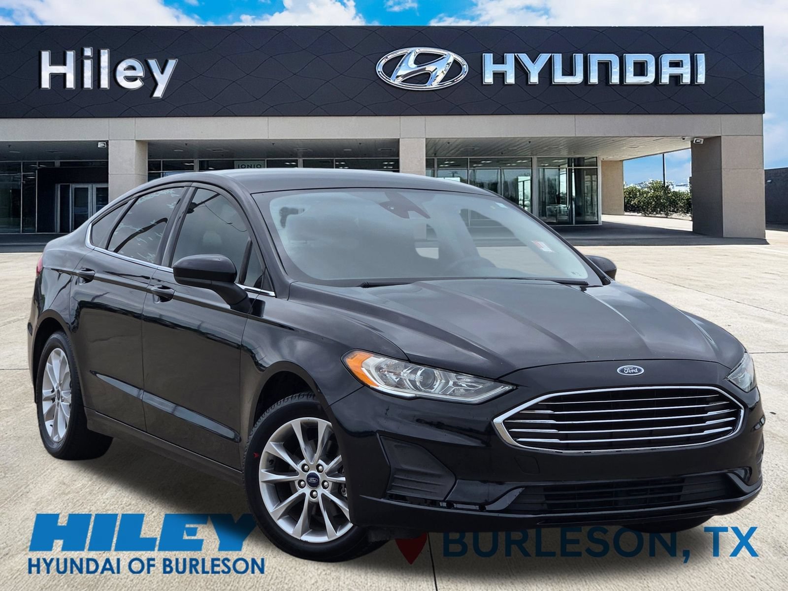 Used 2019 Ford Fusion SE FWD image 2