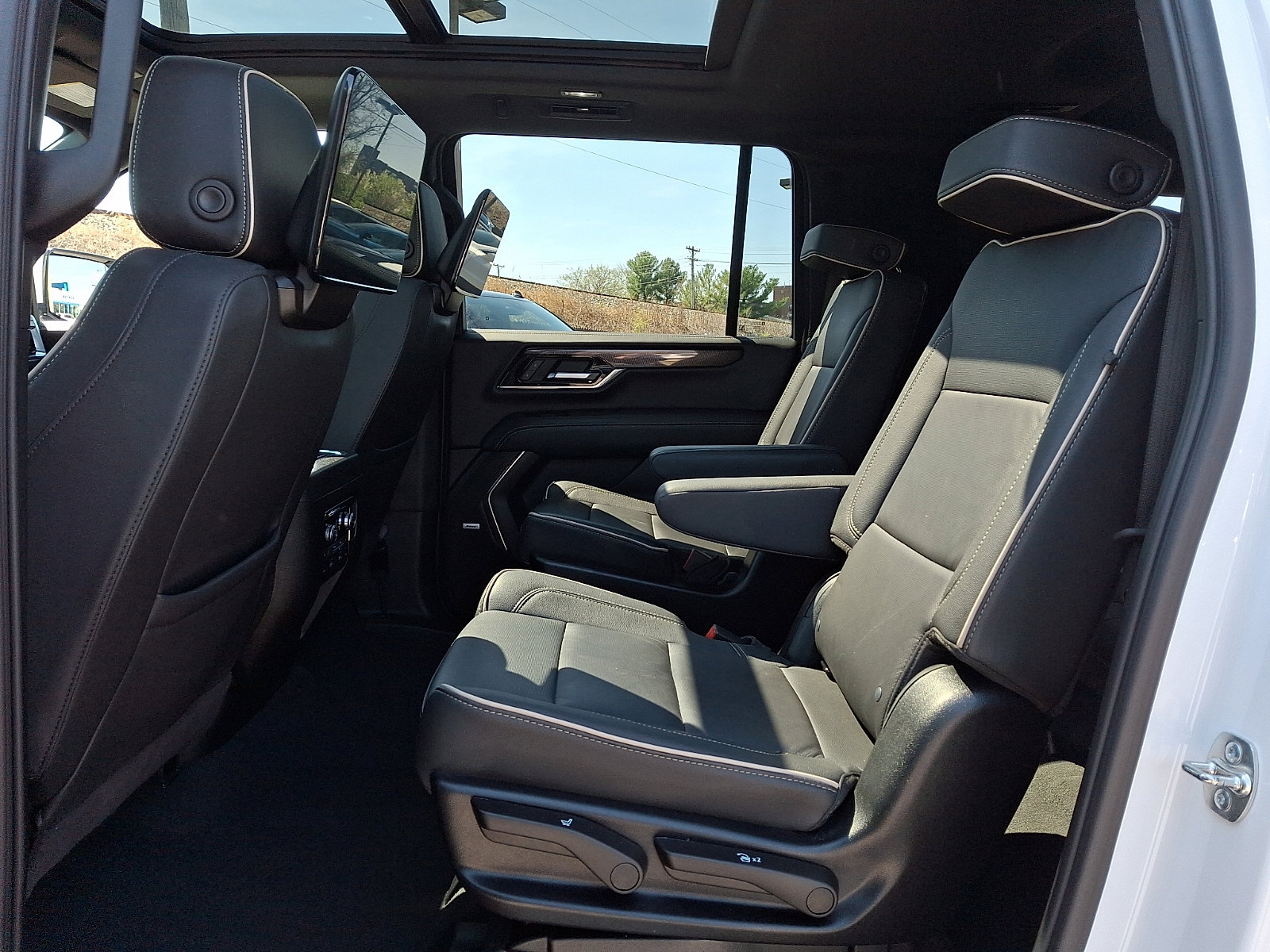 Used 2025 GMC Yukon XL Elevation w/ Elevation Premium Package image 10