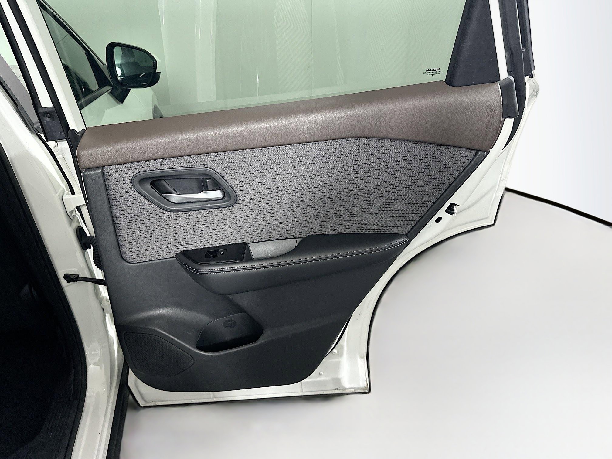 Used 2023 Nissan Rogue SV image 28
