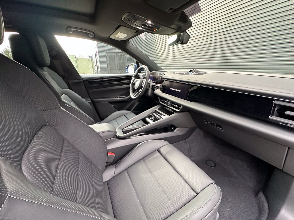 Used 2026 Porsche Macan Electric RWD image 41
