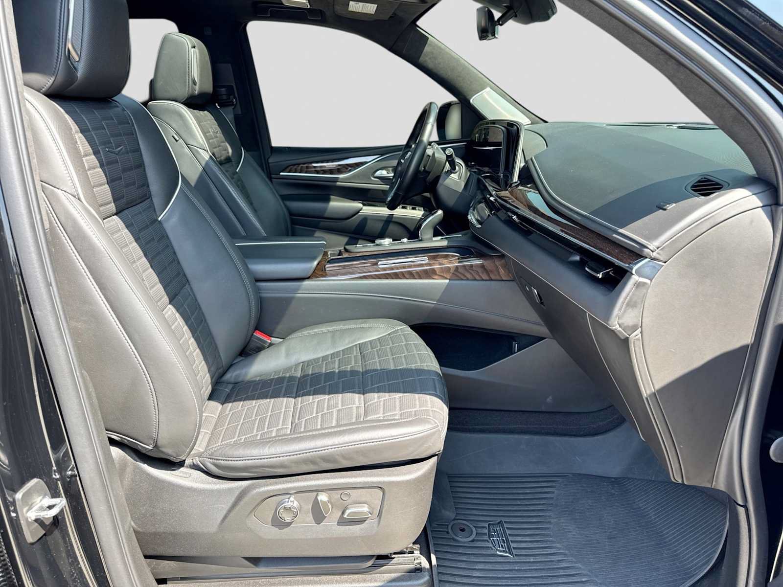 Used 2023 Cadillac Escalade Sport Platinum w/ LPO, ONYX Package AWD/4WD image 23