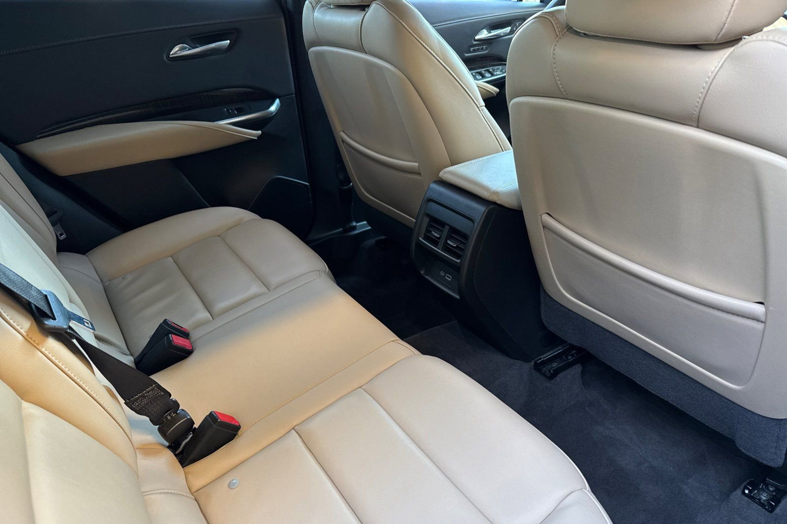 Used 2025 Cadillac XT4 Premium Luxury image 16