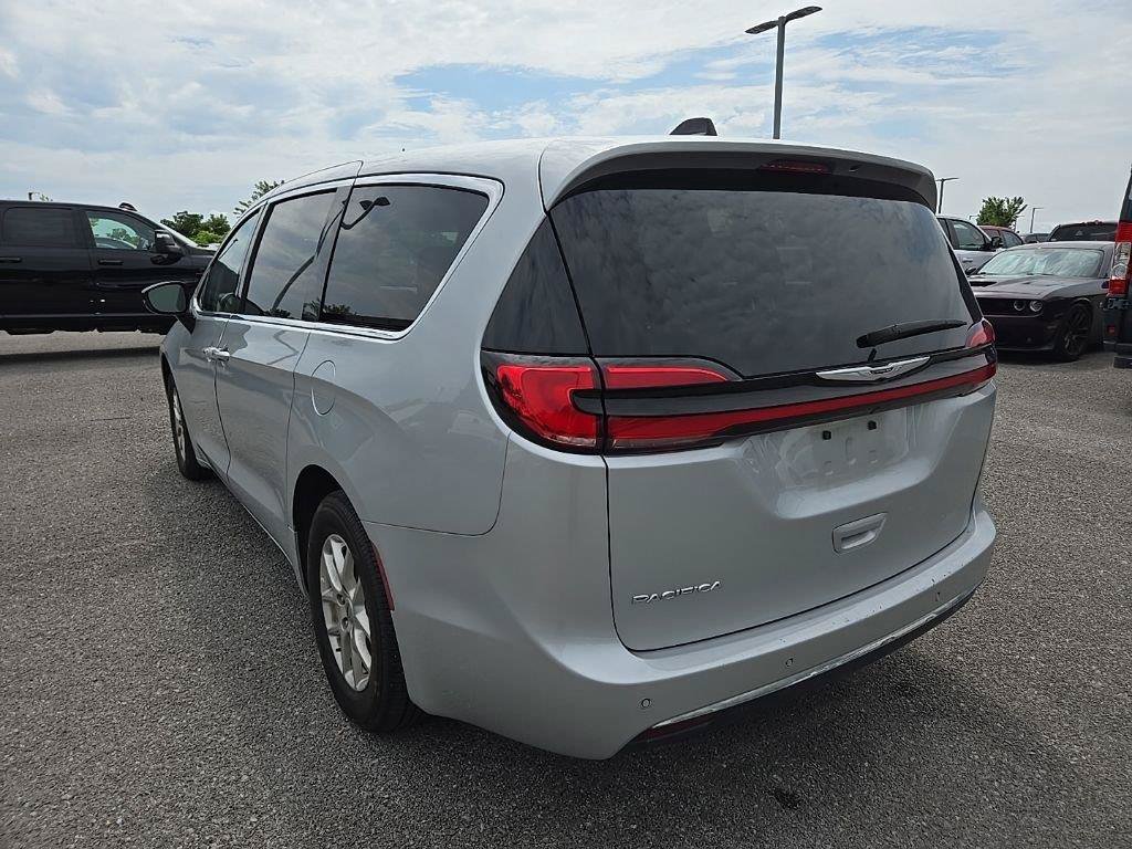 Used 2024 Chrysler Pacifica Touring-L FWD image 5