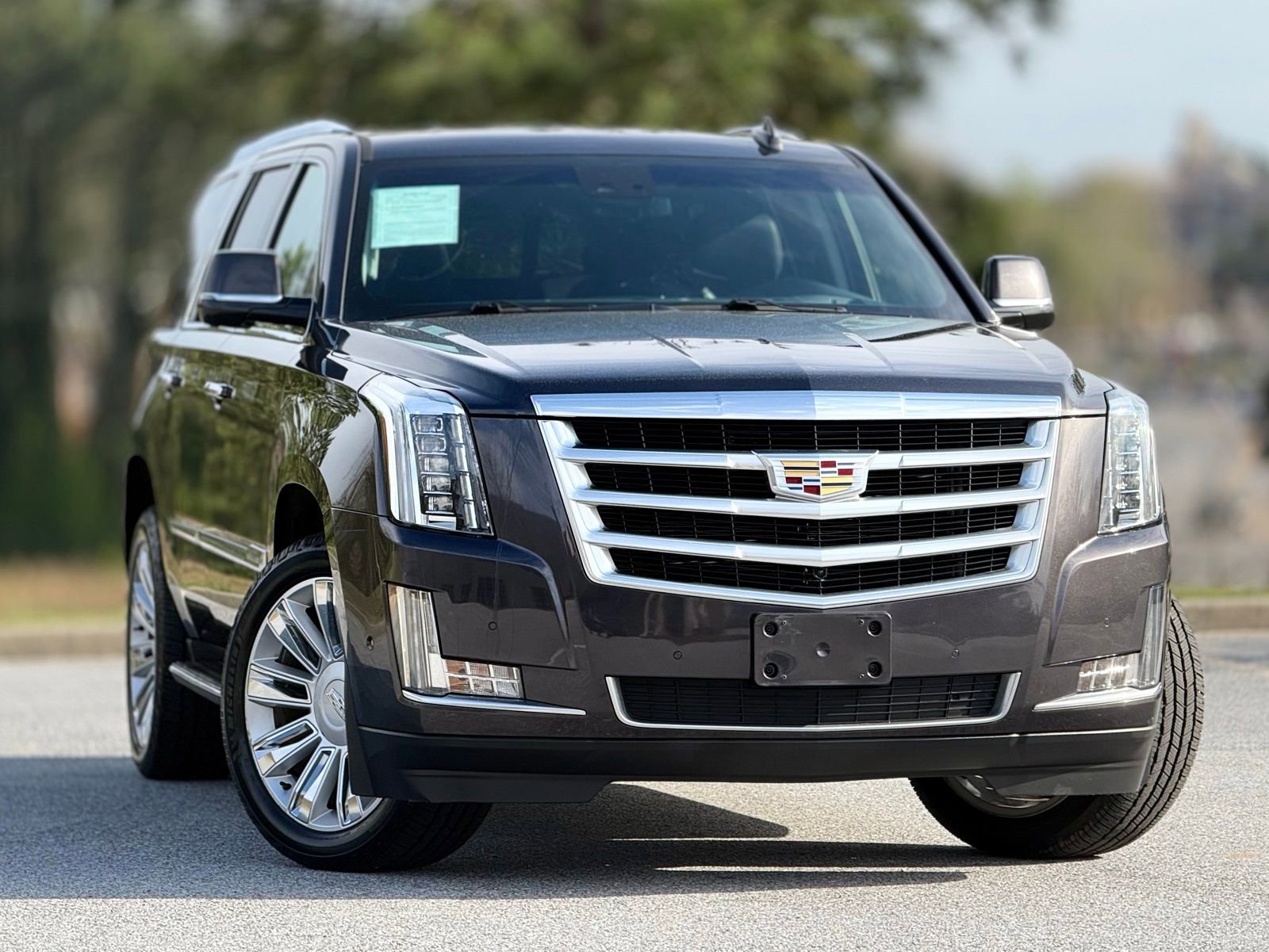 Used 2018 Cadillac Escalade Luxury image 3