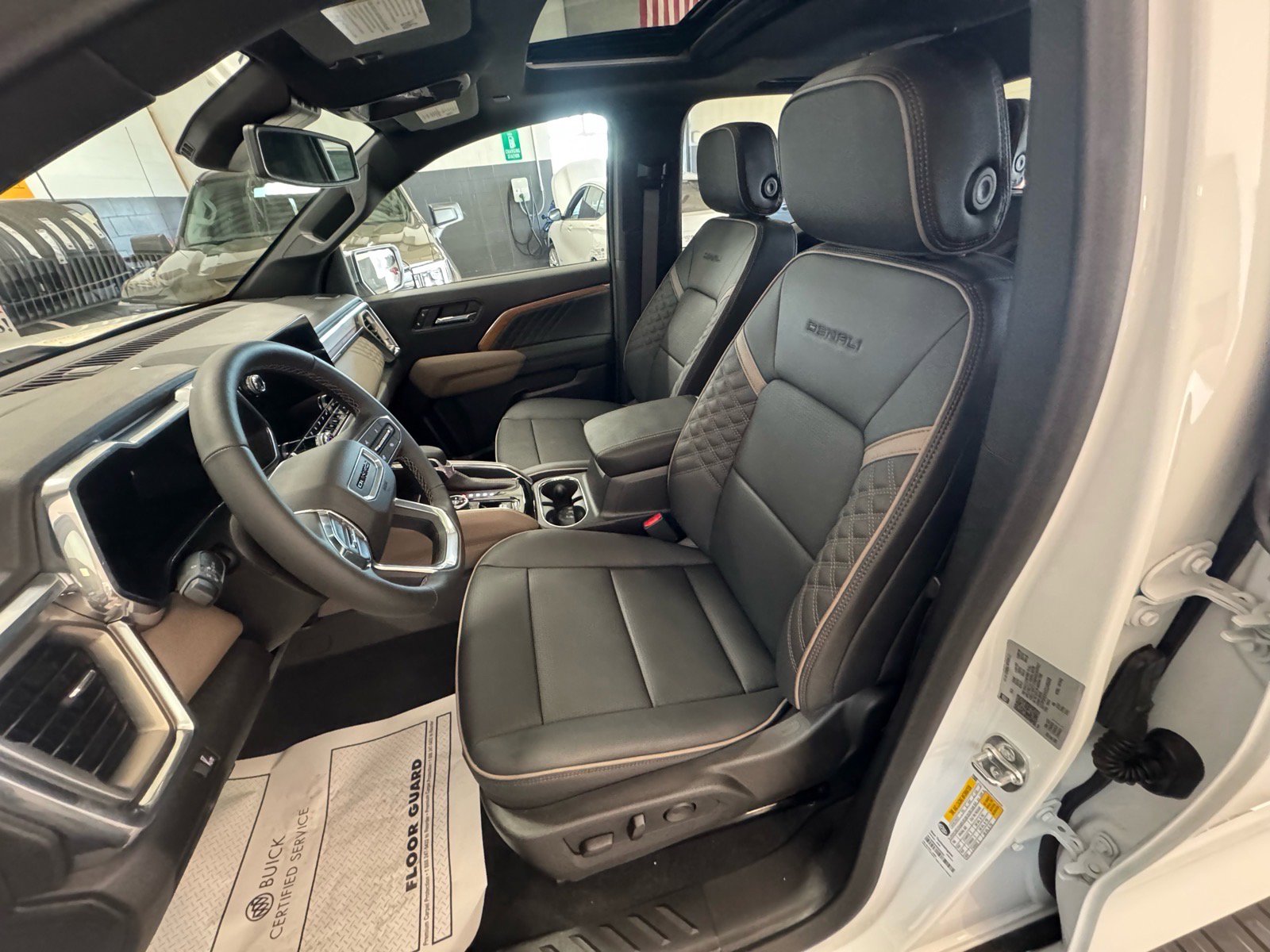 Used 2025 GMC Canyon Denali image 18