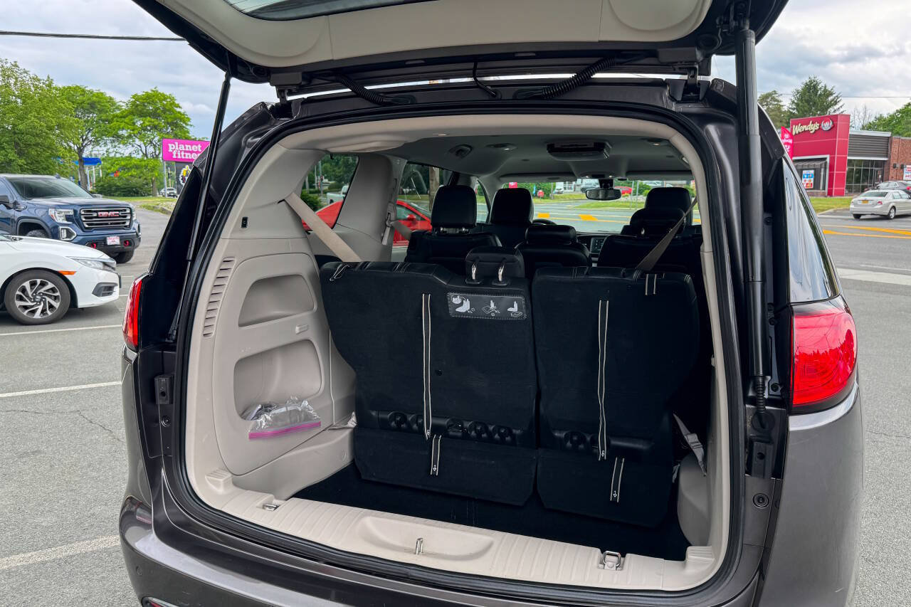 Used 2017 Chrysler Pacifica Touring-L FWD image 16