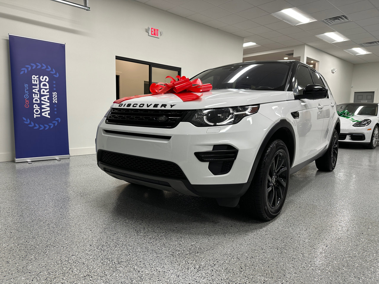 Used 2019 Land Rover Discovery Sport SE image 3