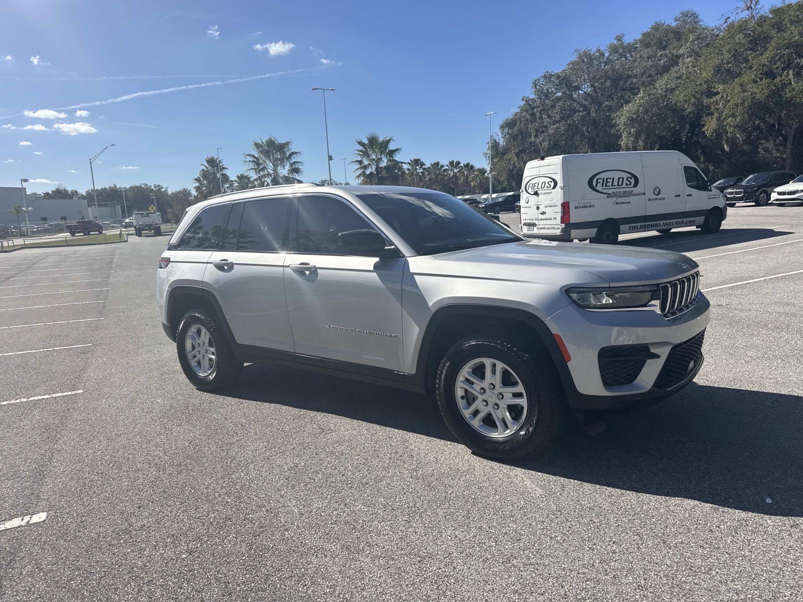 Used 2023 Jeep Grand Cherokee Laredo image 2