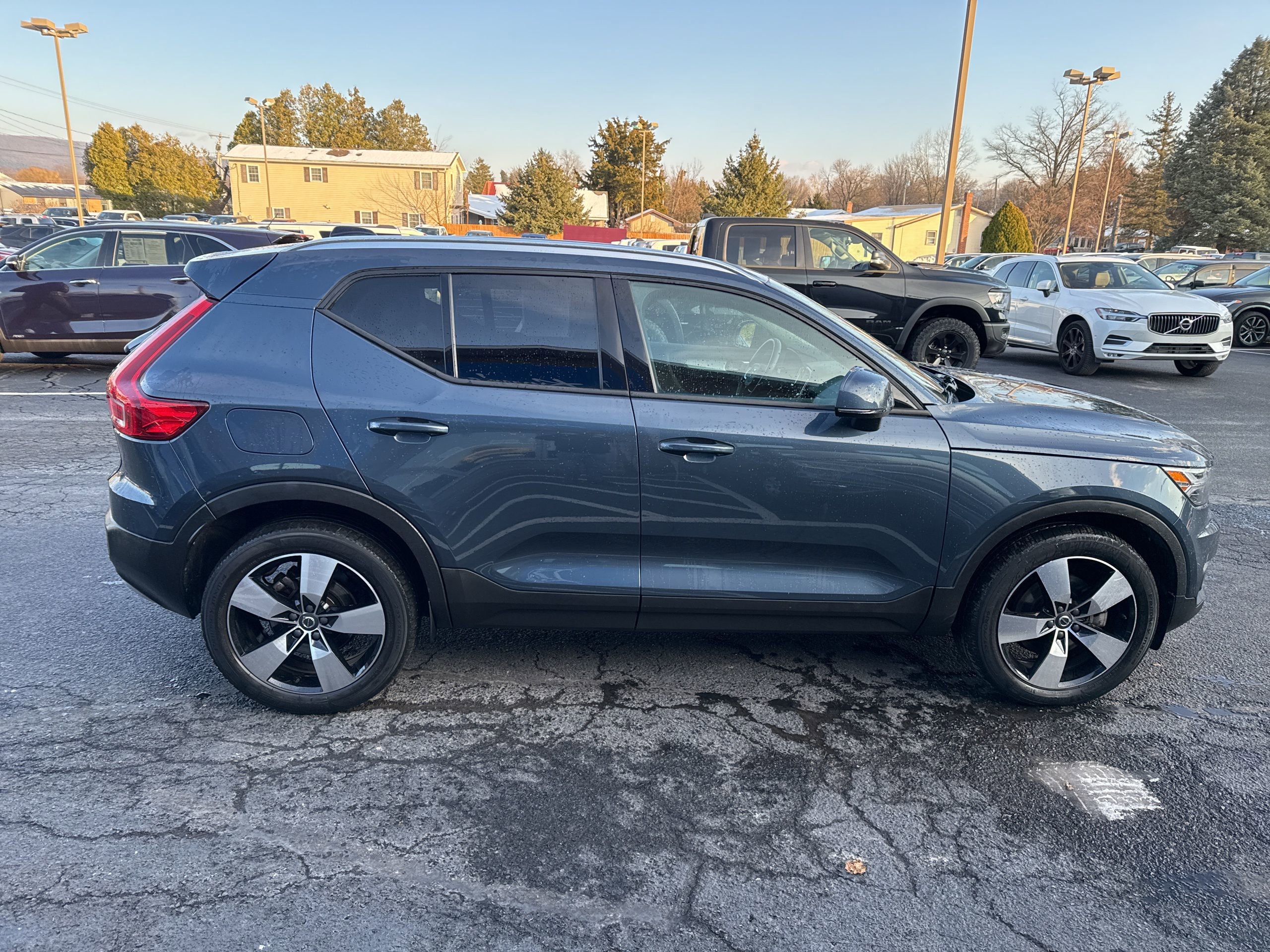 Used 2021 Volvo XC40 T5 Momentum w/ Premium Package image 7
