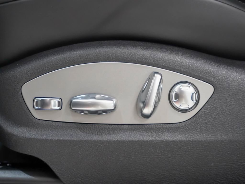 Used 2026 Porsche Macan AWD/4WD image 24