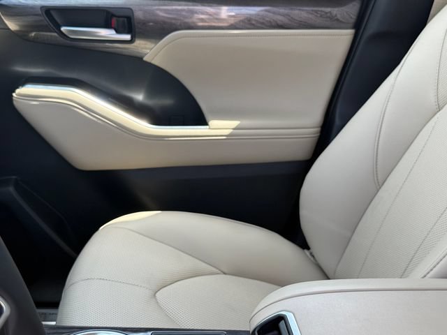 Used 2025 Toyota Highlander Limited FWD image 9