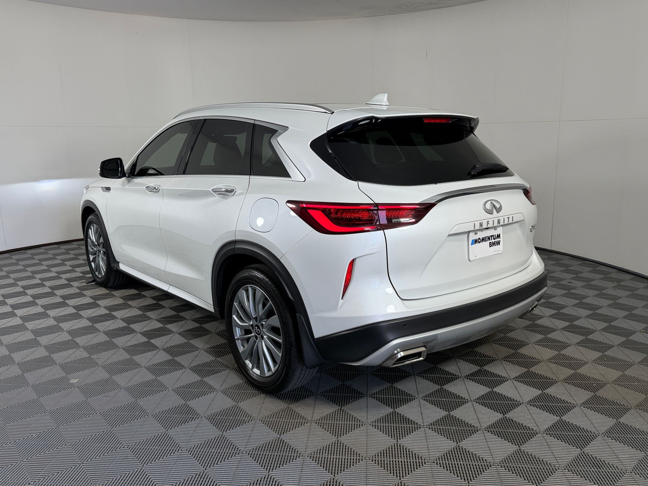 Used 2023 INFINITI QX50 Luxe FWD image 3