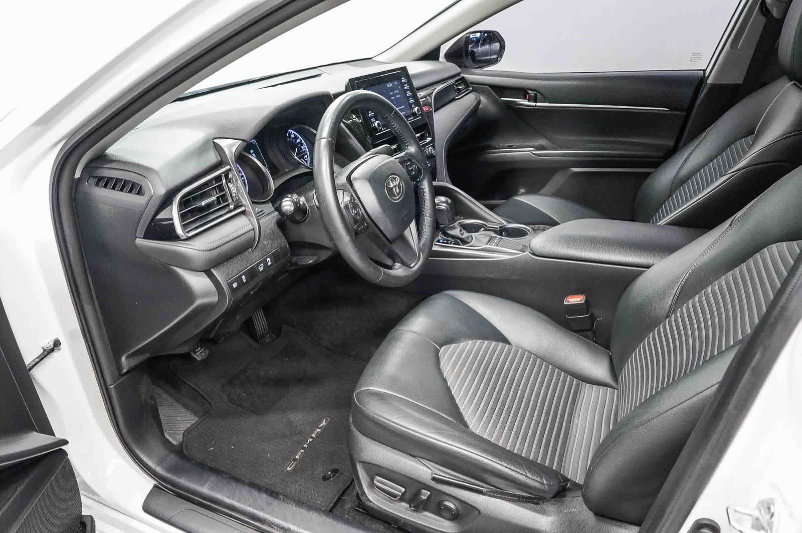 Used 2022 Toyota Camry SE w/ Convenience Package FWD image 17