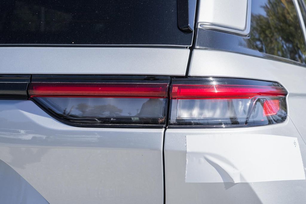 New 2025 Jeep Grand Cherokee Laredo X w/ Luxury Tech Group I image 6