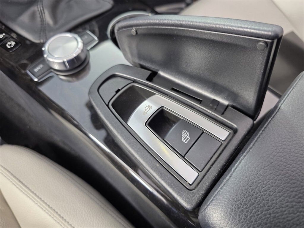 Used 2015 Mercedes-Benz SLK 250 image 22