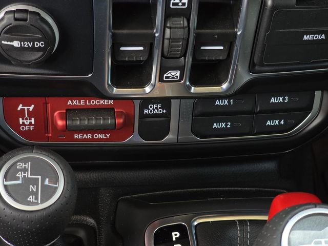 Used 2025 Jeep Gladiator Mojave w/ Convenience Group AWD/4WD image 27