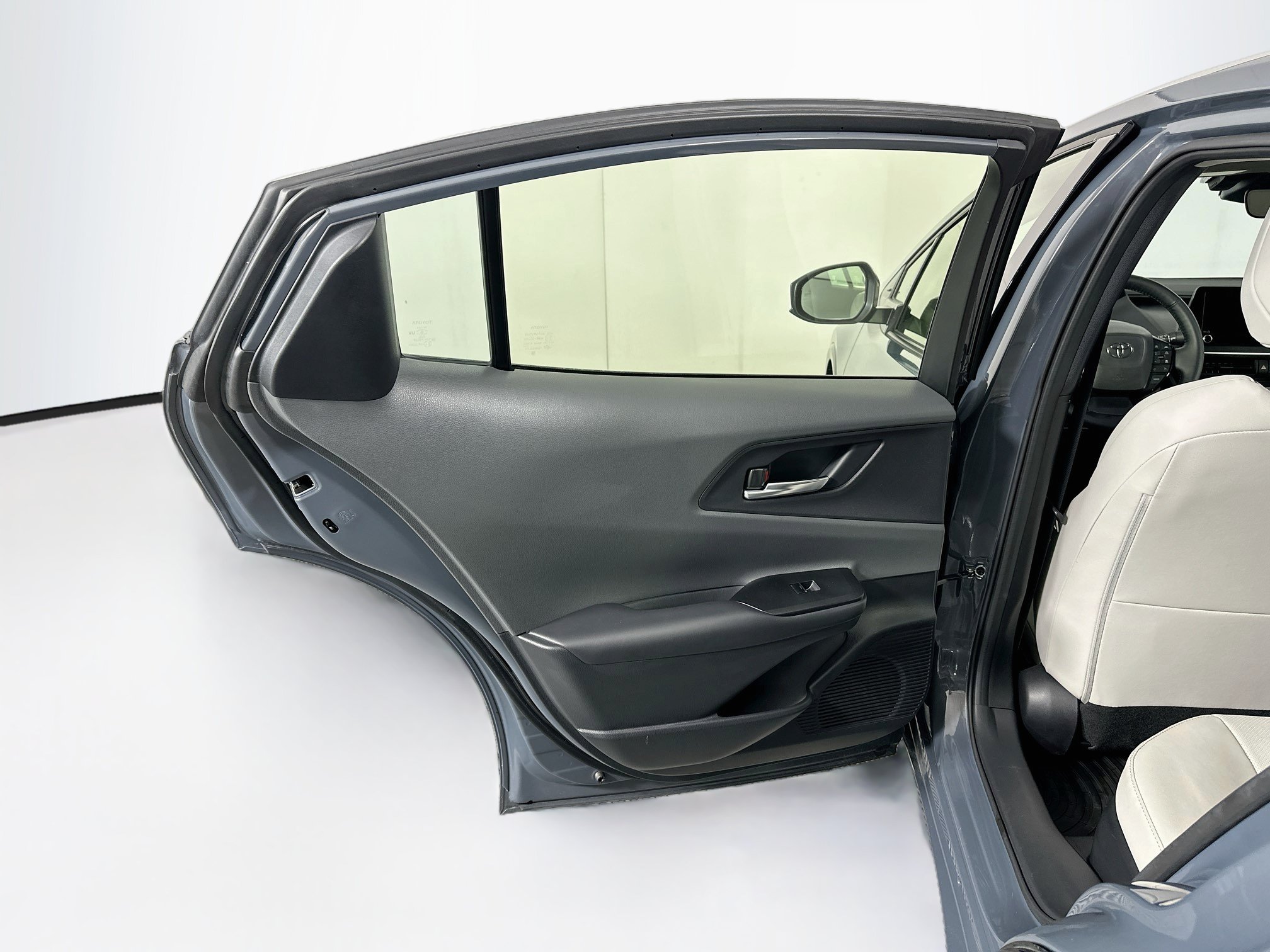 Used 2024 Toyota Prius XLE FWD image 26