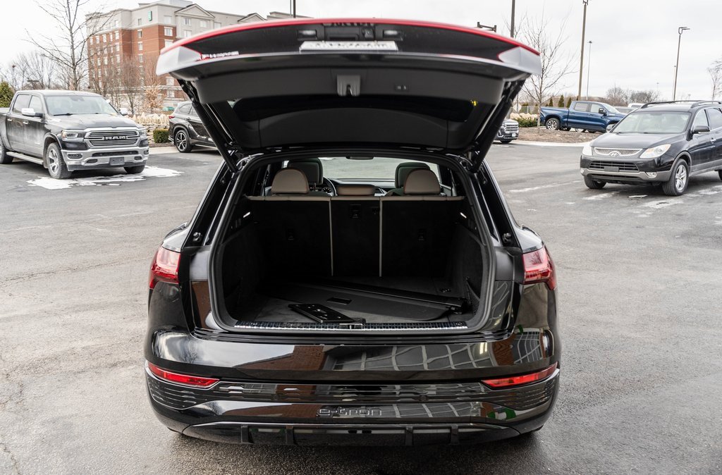Used 2024 Audi Q8 e-tron Prestige image 37