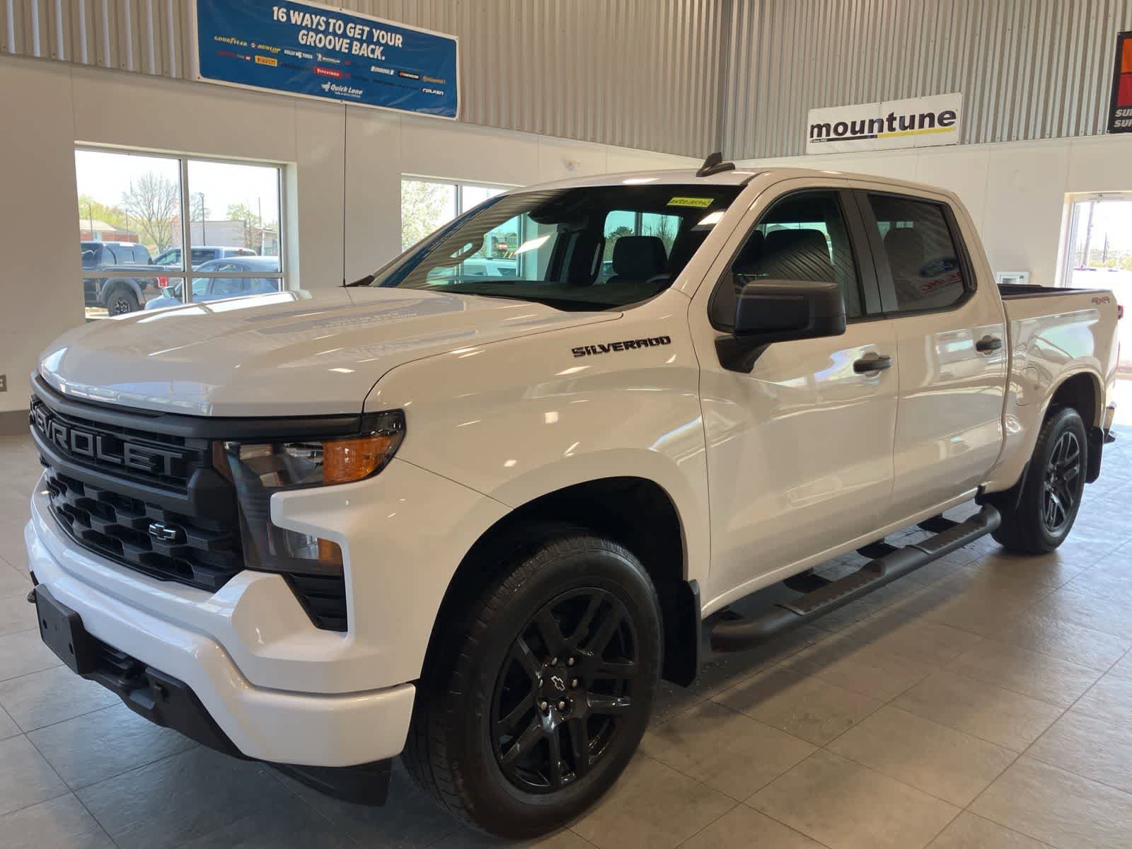 Used 2024 Chevrolet Silverado 1500 Custom AWD/4WD image 1